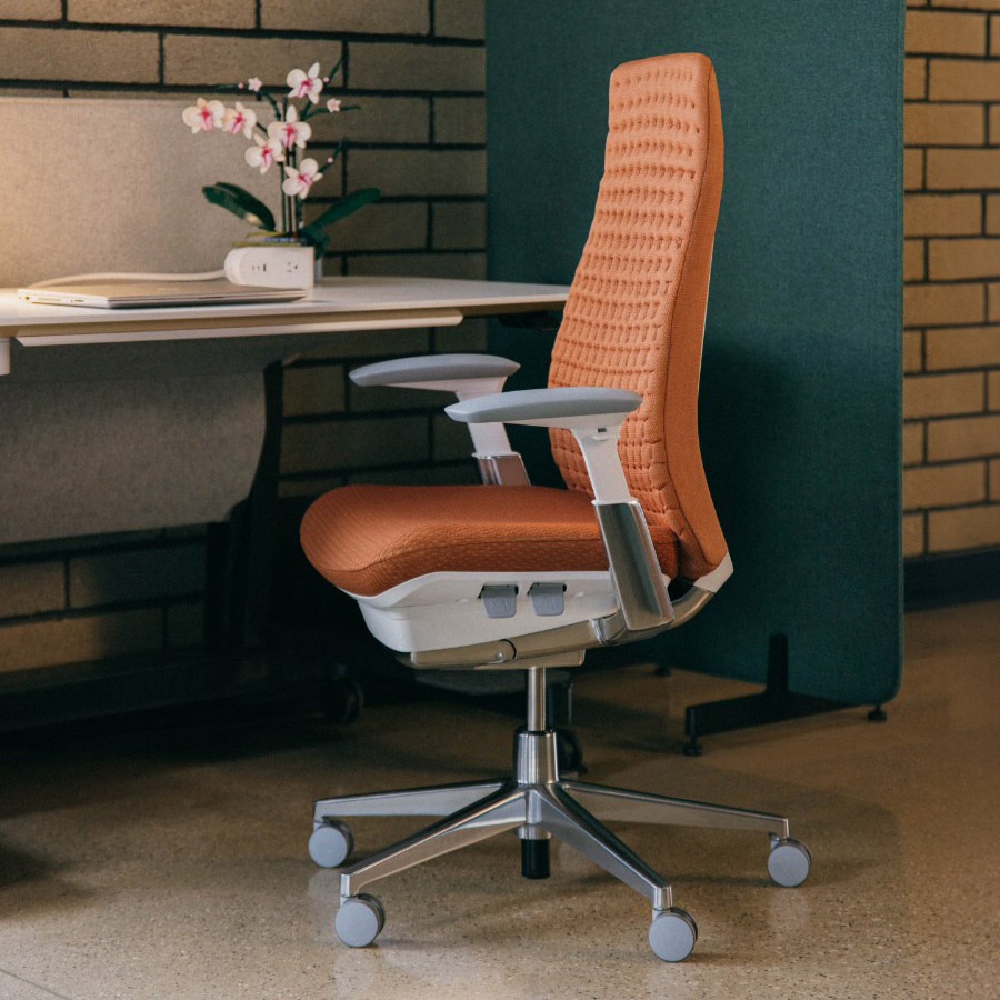 HAWORTH Fern Digital Knit Emberglow mit Gestell weiß, 4D-Armlehnen und Fußkreuz Aluminium poliert