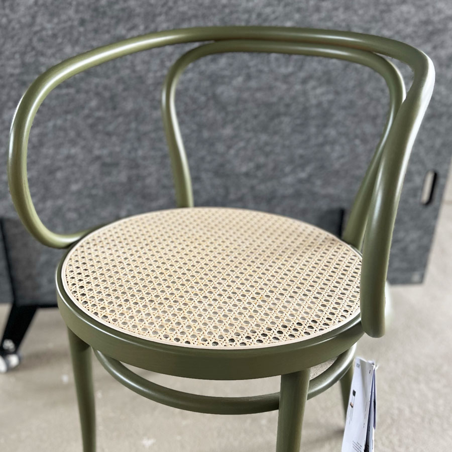 THONET 209 Bugholzarmlehnenstuhl | Rohrgeflecht-Sitz | Buche olivgrün gebeizt