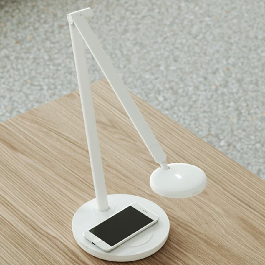 GLAMOX Motus Flat LED Arbeitsleuchte weiß - Ausführung Tischfuß mit induktivem Ladefeld