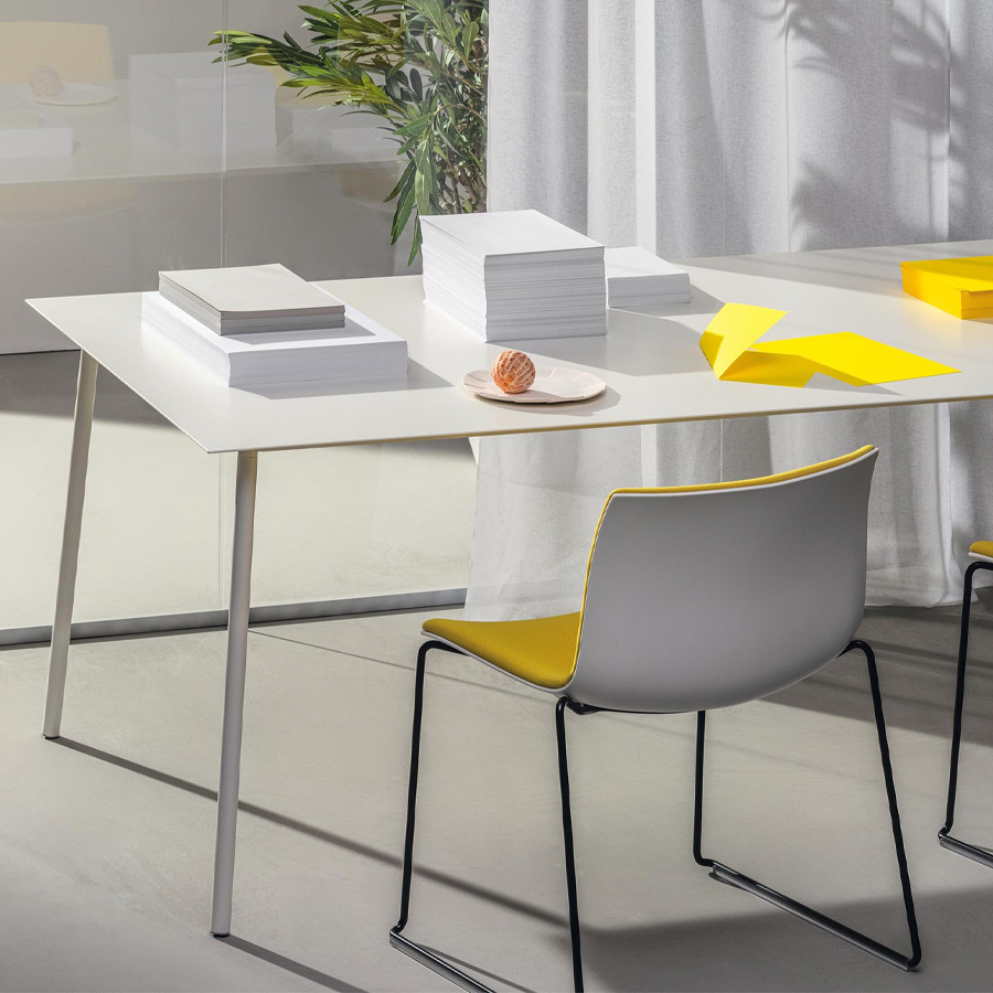 Arper Onemm Tischplatte weiß, Gestell Stahl, weiß lackiert