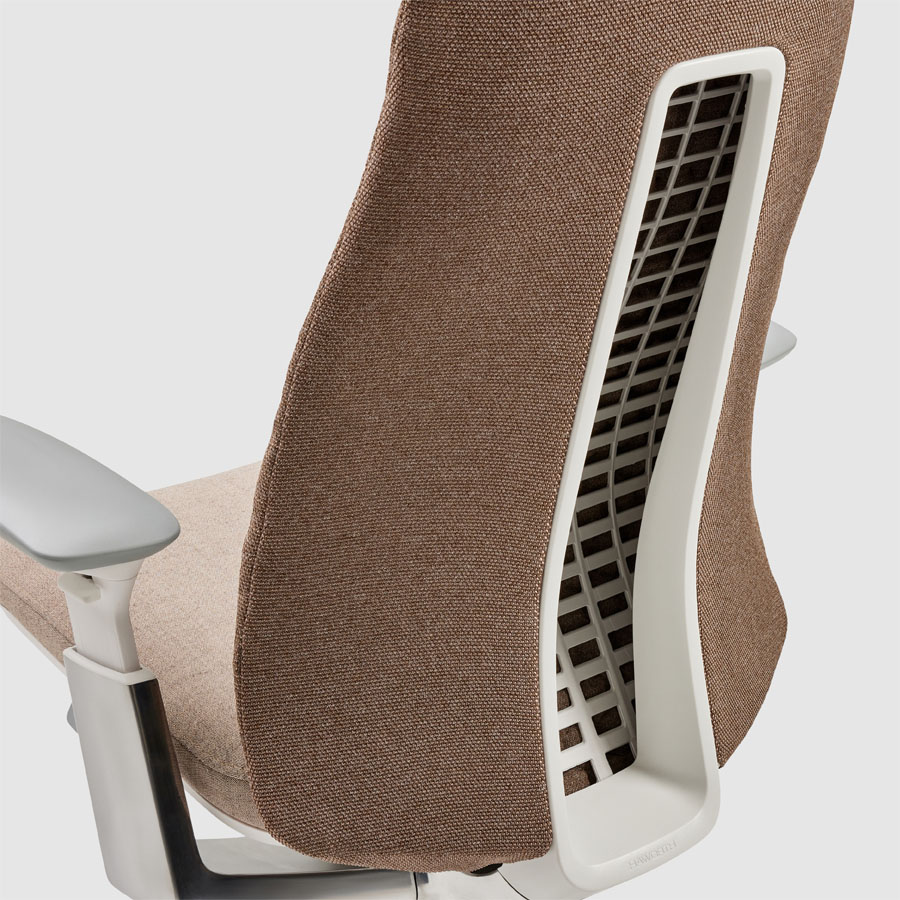 HAWORTH Fern Digital Knit Dune Rose mit Gestell weiß, 4D-Armlehnen und Fußkreuz Aluminium poliert