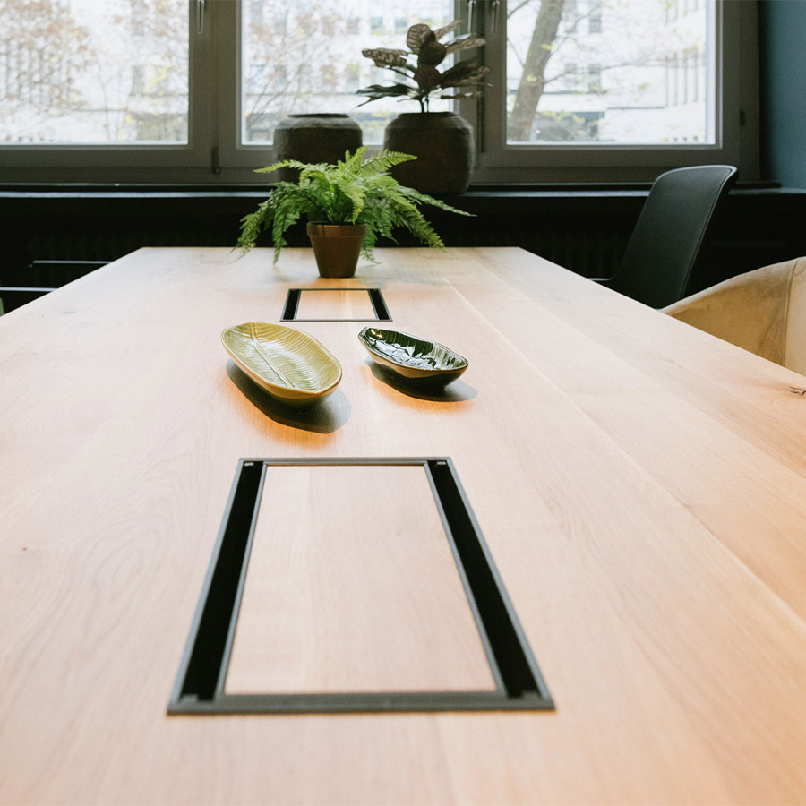 Bejot TB Konferenztisch Tischplatte aus Massivholz Eiche mit zwei Mediaports