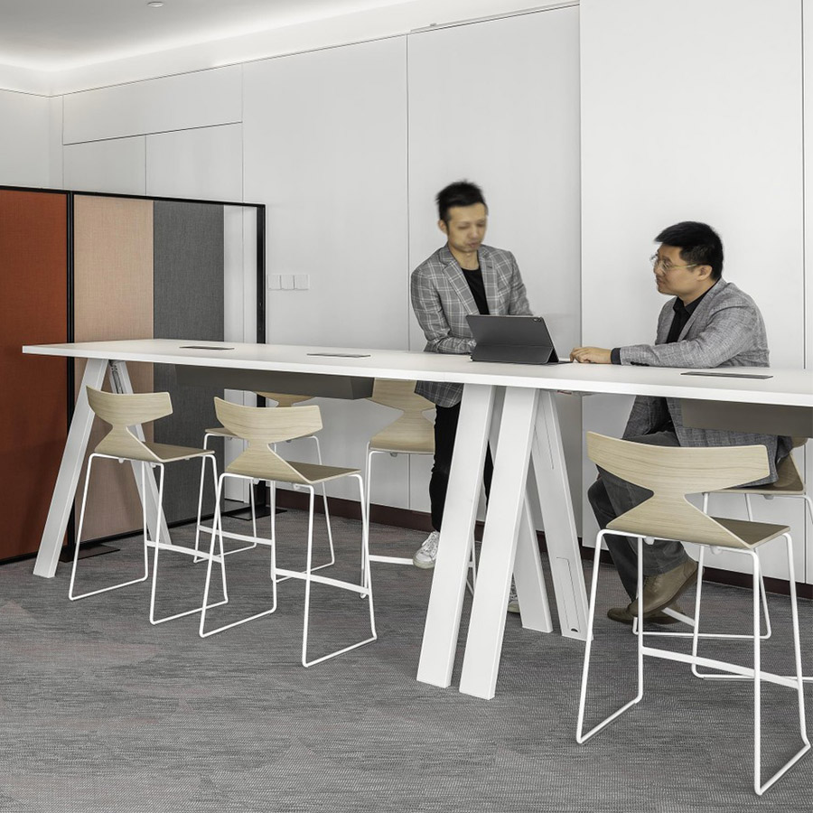 Arper Cross Stehtisch Höhe 105 cm weiß