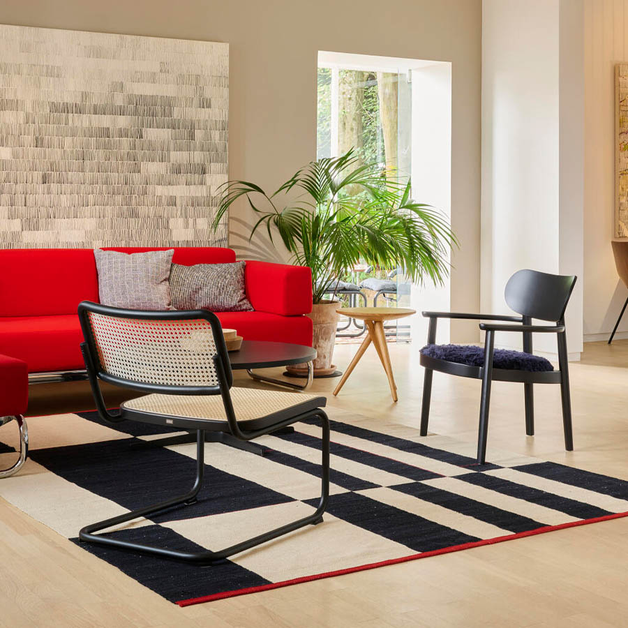 THONET 119 SPF Holzstuhl schwarz mit Armlehnen | Polstersitz | Beispielbild