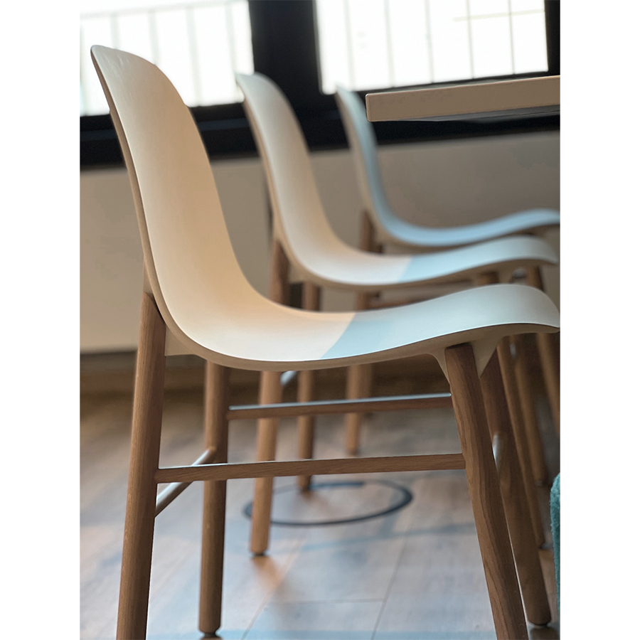 kristalia sharky weiße Sitzschale gestell Eiche