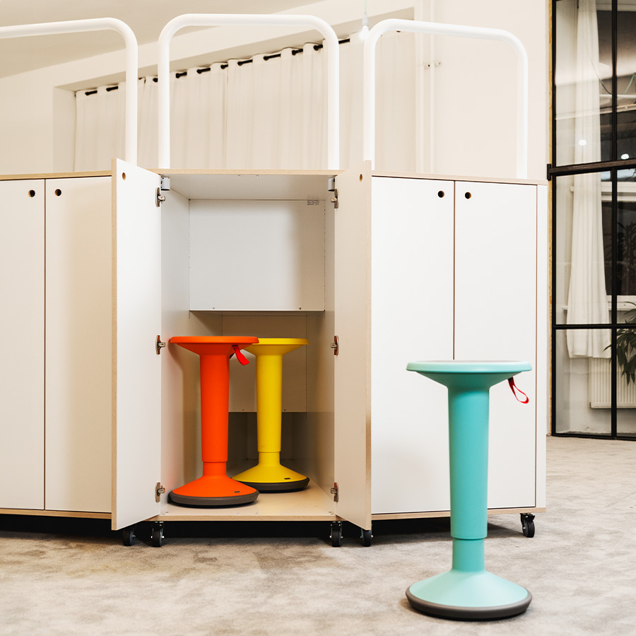 Interstuhl WHAT IF WE FLY Grandstand 3 | Sitzelement WT302 Stauraum auf der Rückseite