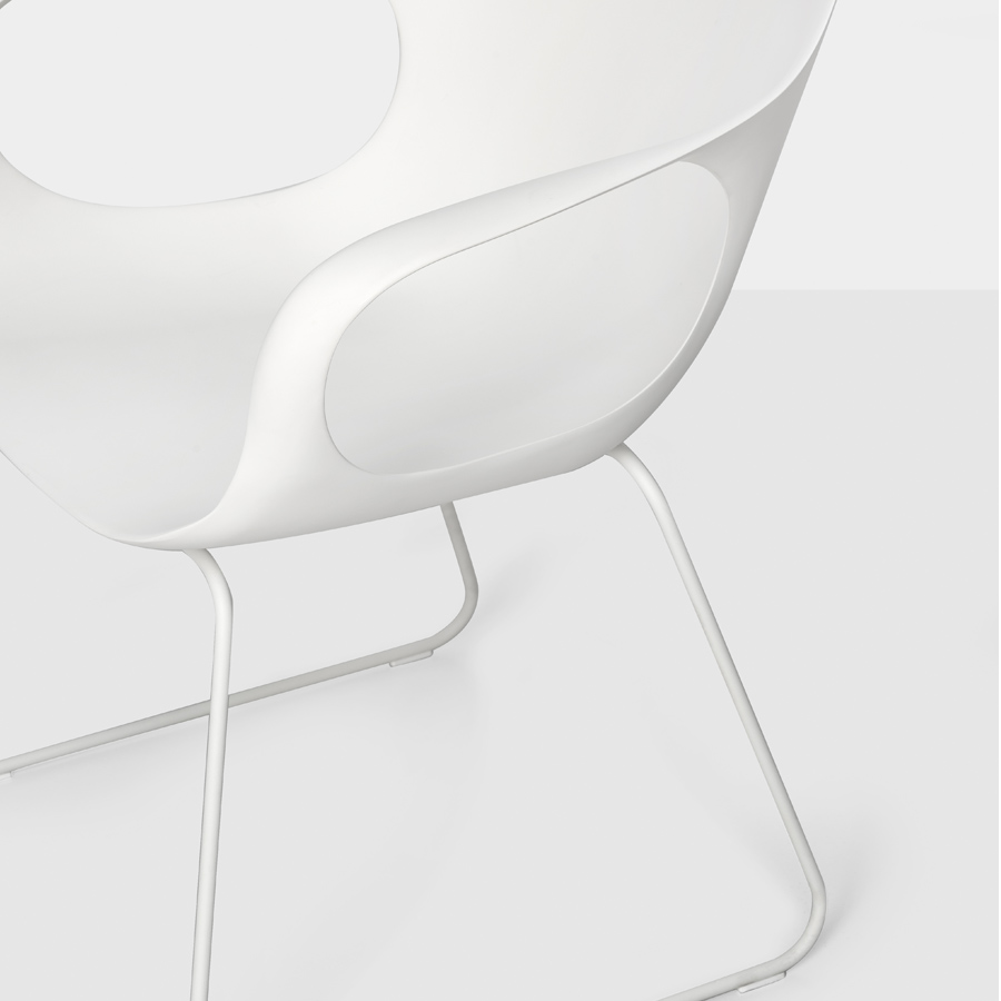 Kristalia weiß mit Kufengestell weiß