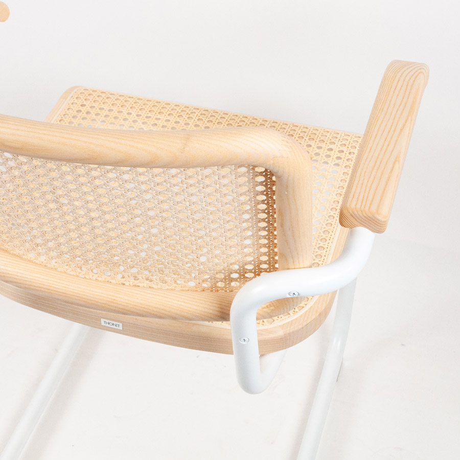 THONET Stahlrohr-Freischwinger S 64 V Esche Pure Materials mit Rohrgeflecht-Sitz - Nahaufnahme