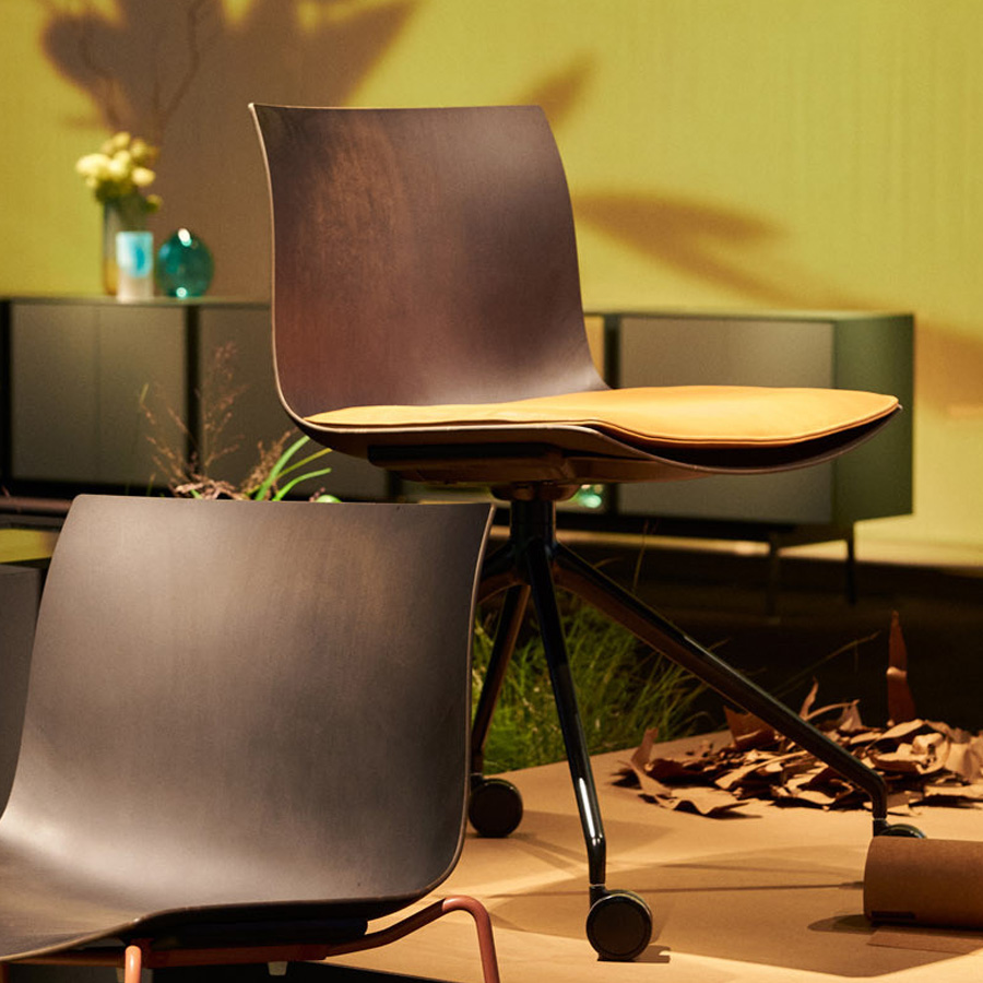 Arper Catifa Carta 3137 | Sternfuß auf Rollen | Schale Coffee hier mit Sitzkissen | Gestell schwarz