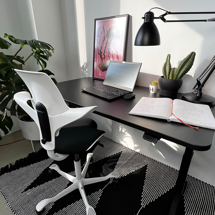 Schreibtisch NewWORK schwarz & HAG CAPISCO PULS 8020 weiß "white edition" - Beispielbild