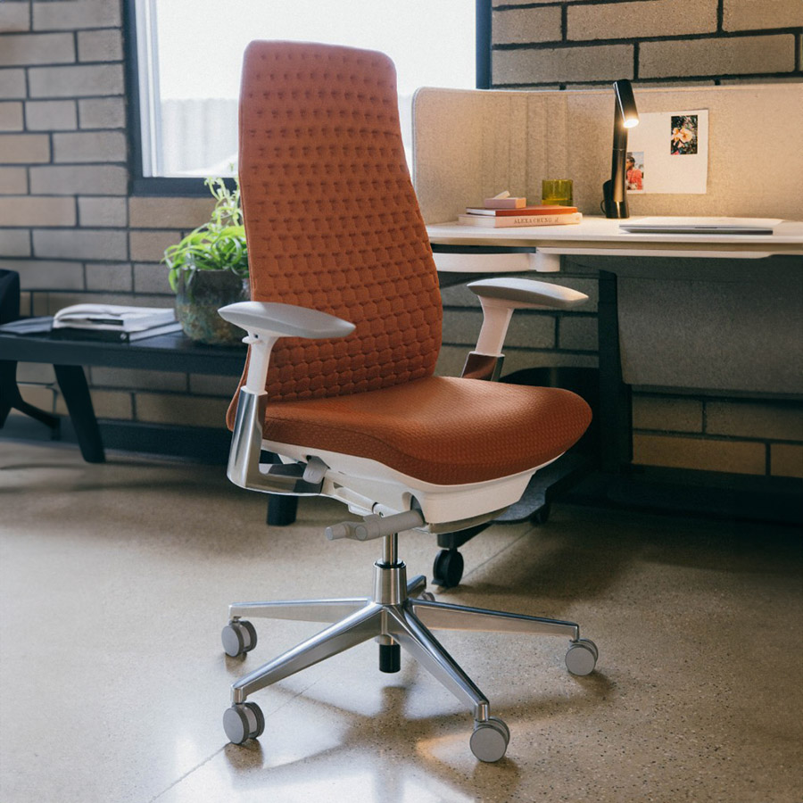 HAWORTH Fern Digital Knit Emberglow mit Gestell weiß, 4D-Armlehnen und Fußkreuz Aluminium poliert