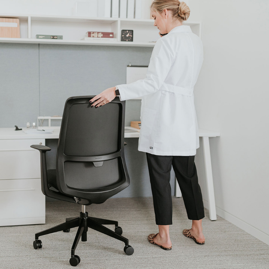 HAWORTH Soji Bürodrehstuhl schwarz mit Netzrücken - Beispielbild