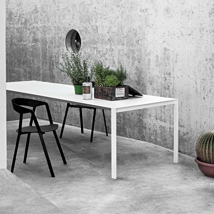 Kristalia Thin-K Aluminium Esstisch | Gartentisch | Beispielbild zeigt weiße Ausführung