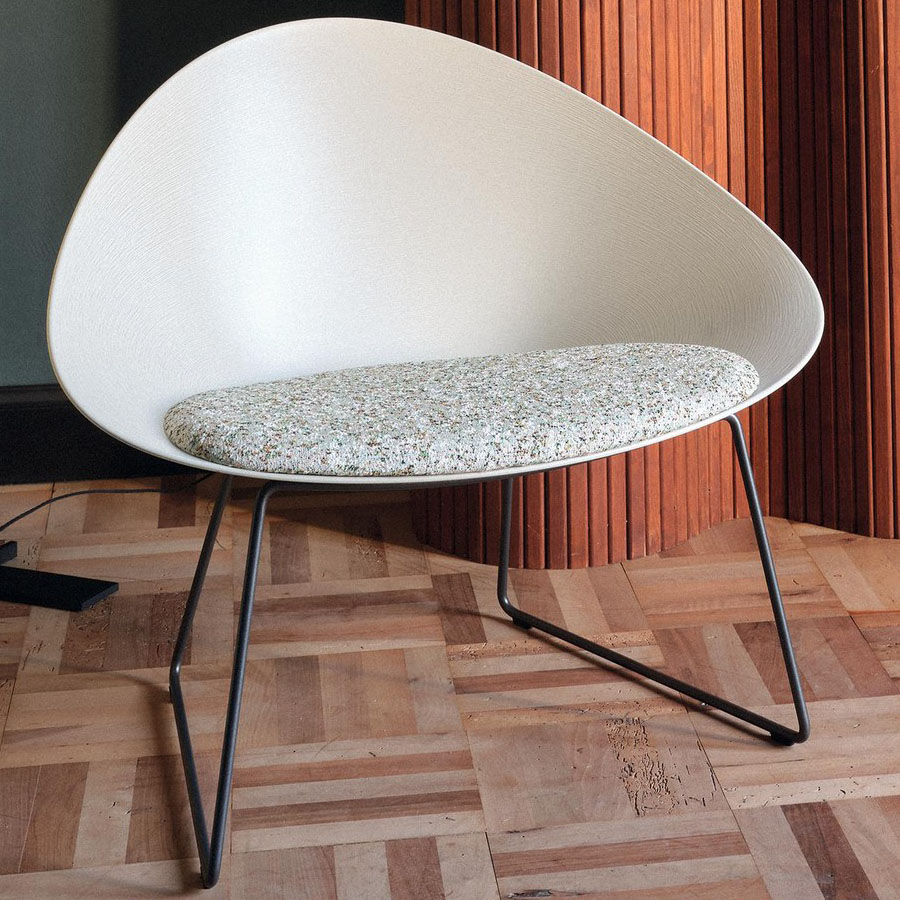 Arper Adell Lounge Sessel Kufengestell Sitzschale Elfenbein