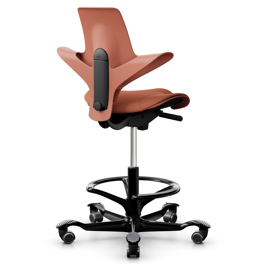 HAG CAPISCO PULS 8020 | Stehhilfe mit Fußring | Farbe Rosehip | Sitzfläche coral | Gestell schwarz