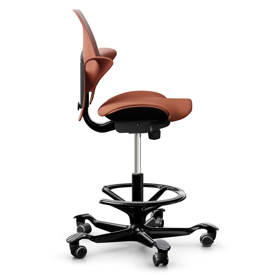 HAG CAPISCO PULS 8020 | Stehhilfe mit Fußring | Farbe Rosehip | Sitzfläche coral | Gestell schwarz