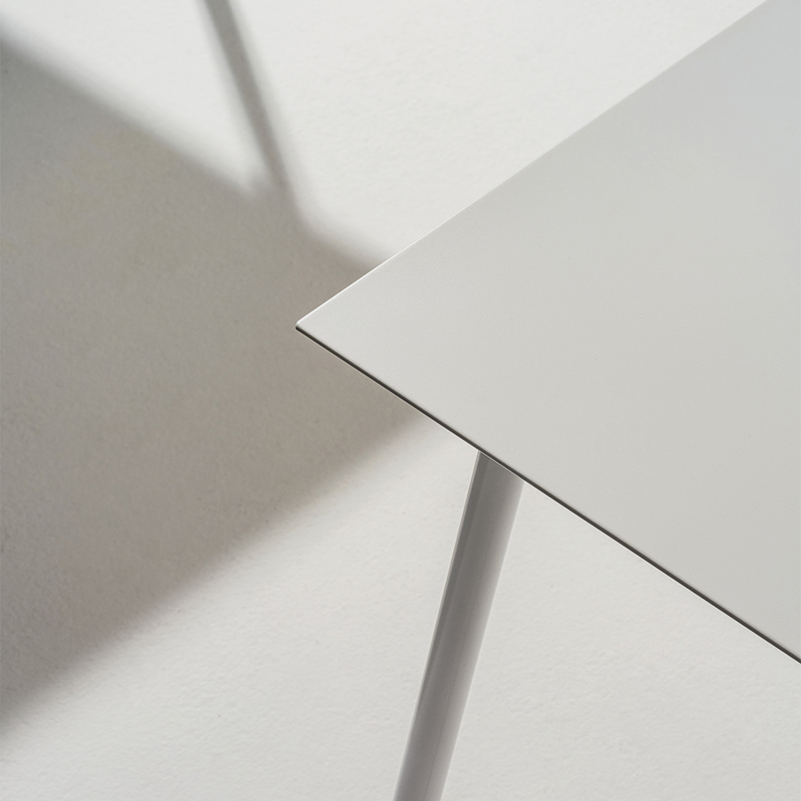 Arper Onemm Tischplatte weiß, Gestell Stahl, weiß lackiert