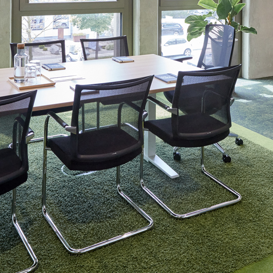 Klöber Orbit Network Gestell Chrom glänzend mit Kunststoffauflage schwarz