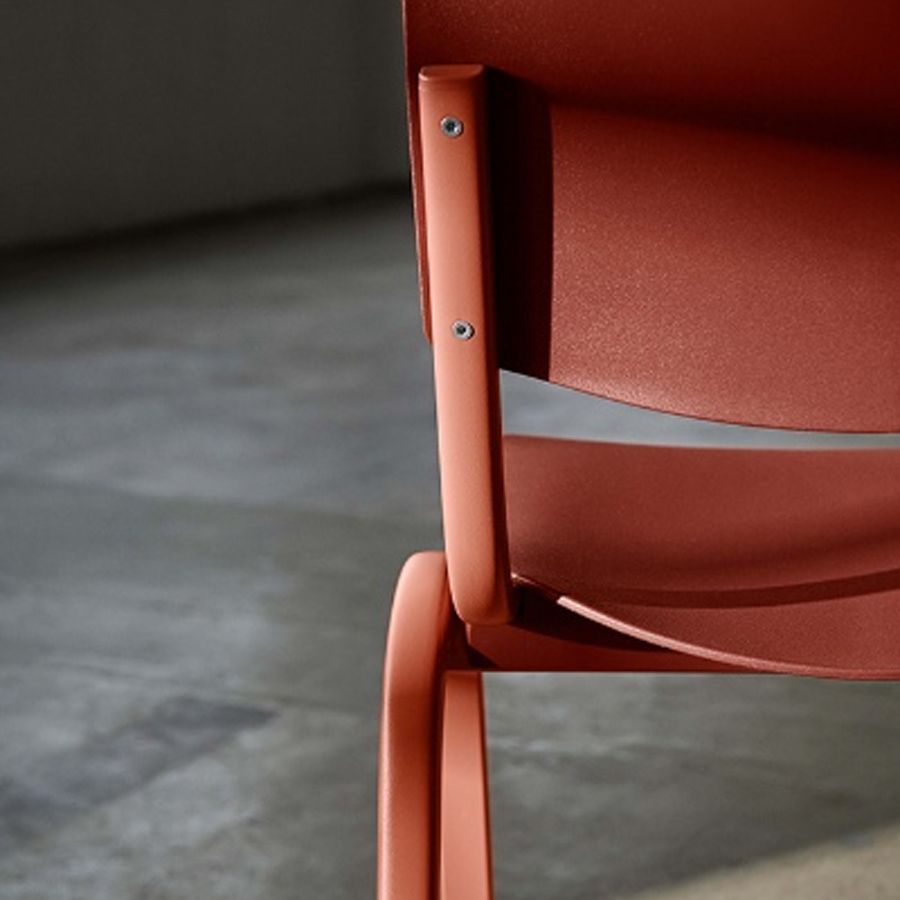 HAG Celi Kunststoffstuhl | Gestell Blush Rose | Schale Chestnut | Nahaufnahme