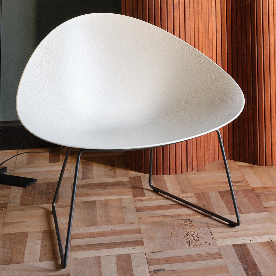 Arper Adell Lounge Sessel Kufengestell Sitzschale Elfenbein