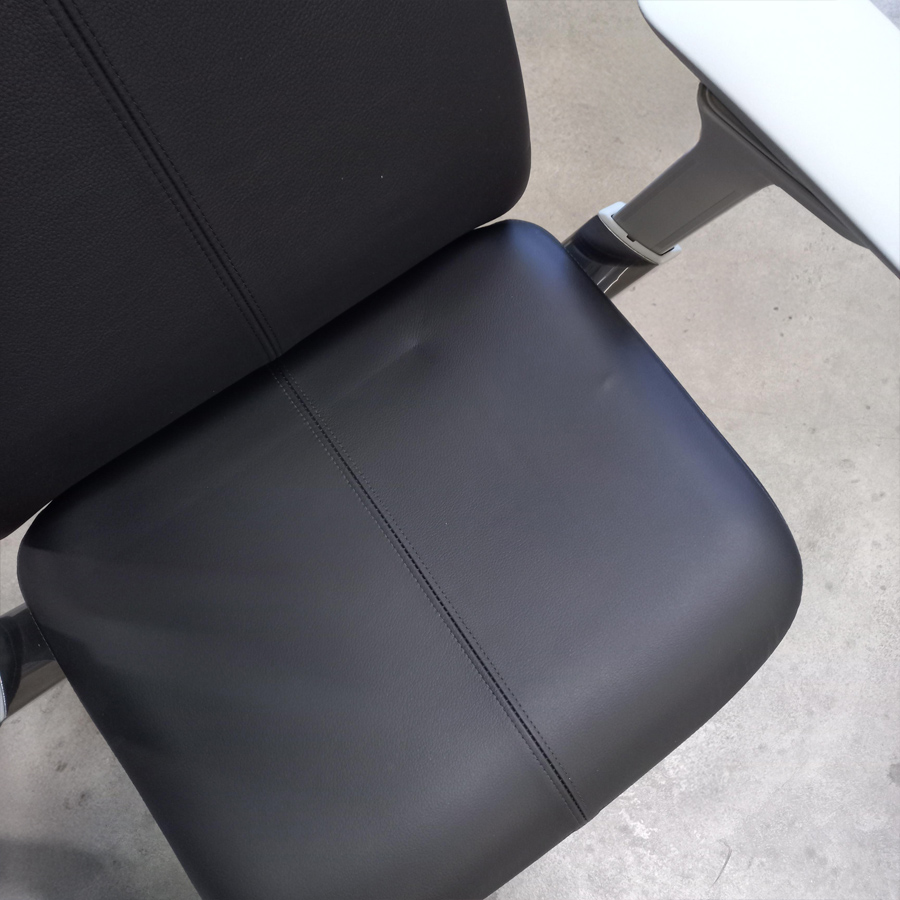 HAWORTH Fern Gamingstuhl | Leder schwarz | Draufsicht Dellen im Leder der Sitzfläche