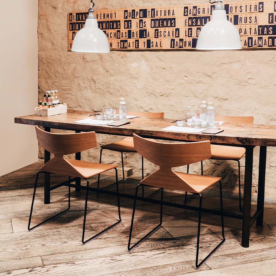 Arper Saya Holz Effekt Teak - Gestell schwarz pulverlackiert