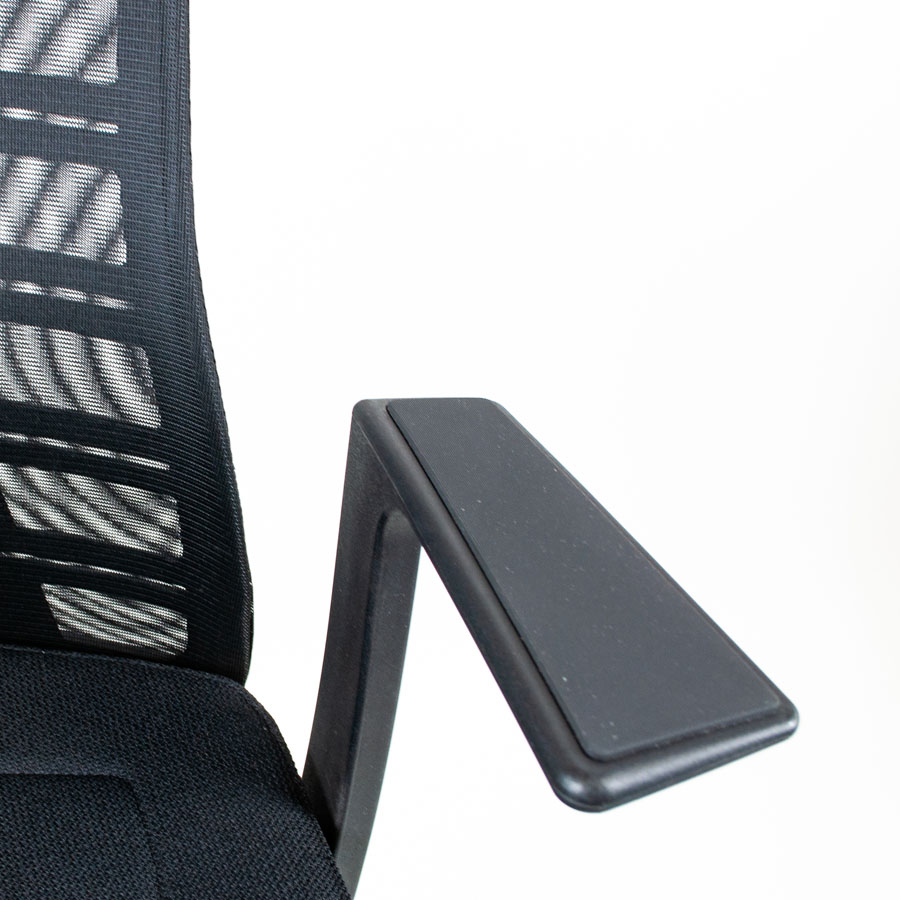 Interstuhl PUREis3 PU213 Bürostuhl schwarz mit Netzrücken - Nahaufnahme Fixe T-Armlehne