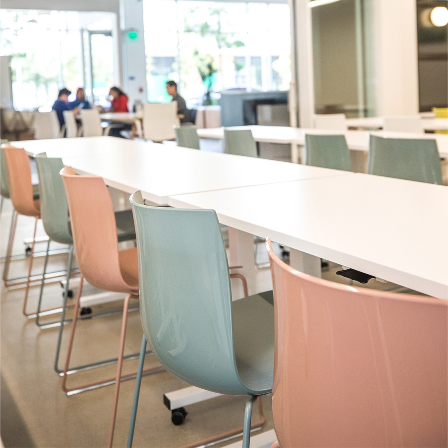 Arper Catifa 46 0278 in den Farben Monocolor Petrol und Altrosa