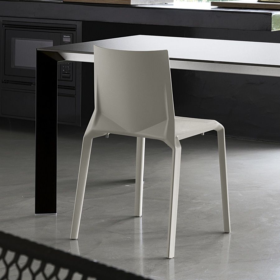 Kristalia PLANA Stuhl mit Vierfußgestell weiß - Beispielbild in der Küche