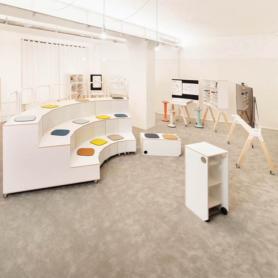 WHAT IF WE FLY Sit and Stand Box in der Anwendung