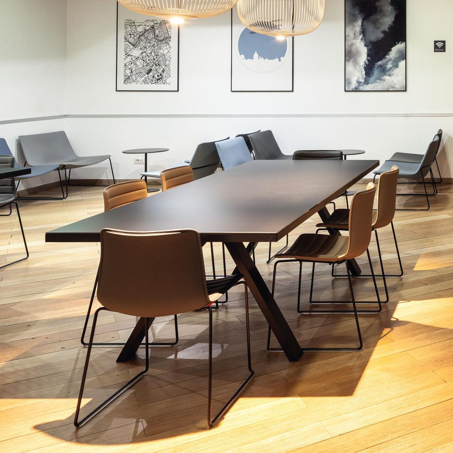 Arper Cross Tisch Höhe 74 cm in Fenix schwarz