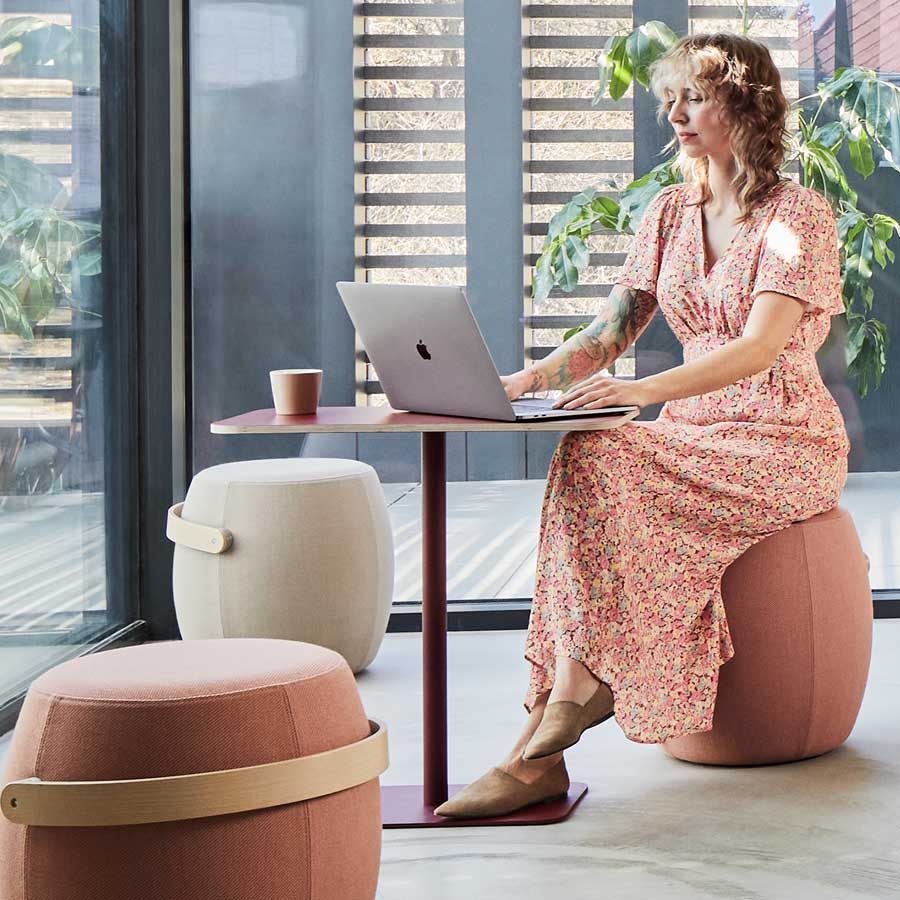 Profim Revo Beistelltisch LS65 - Platte Holzdekor Esche burgunderrot - Gestell RAL 3005 burgunderrot