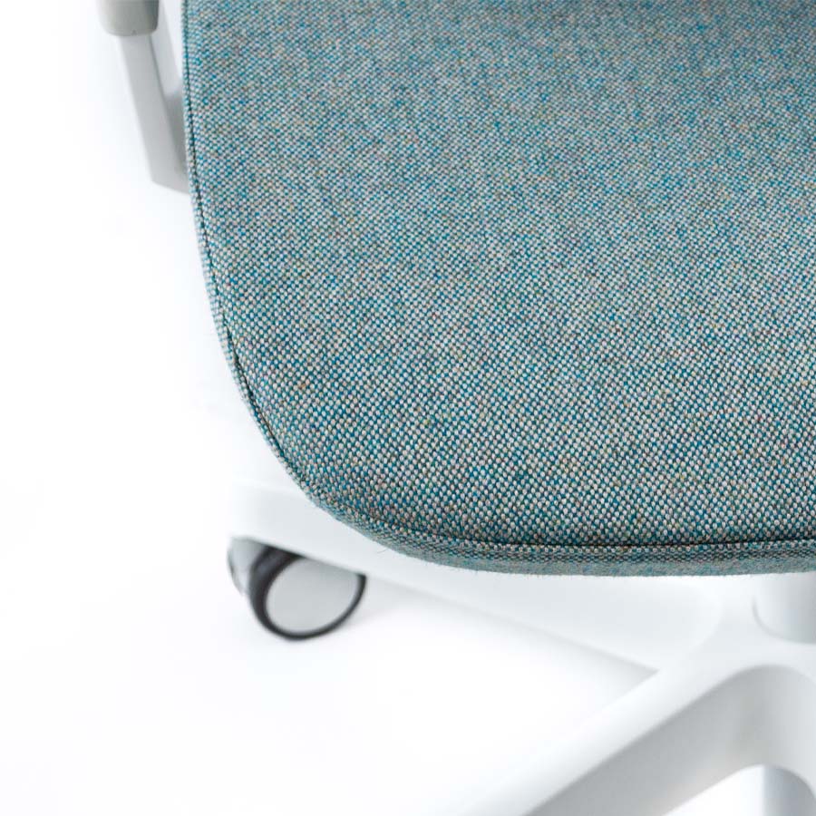 Profim Violle 130 SFL mit Polsterrücken - Gestell hellgrau/weiß - Bezug MLF25 - Detail Sitzfläche