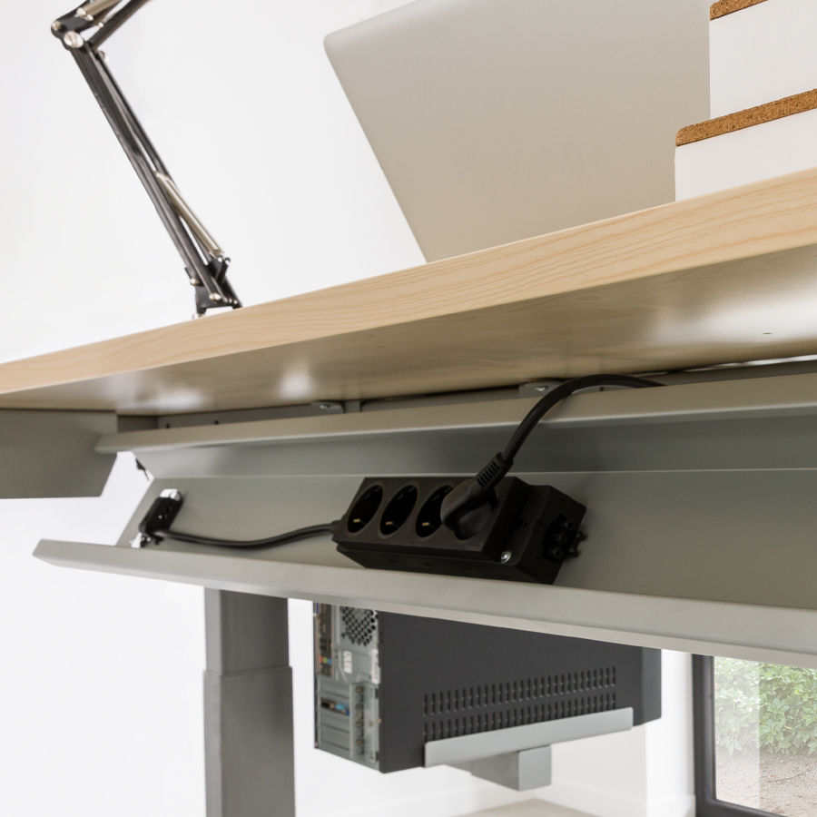 Optionale Kabelwanne - geöffnet