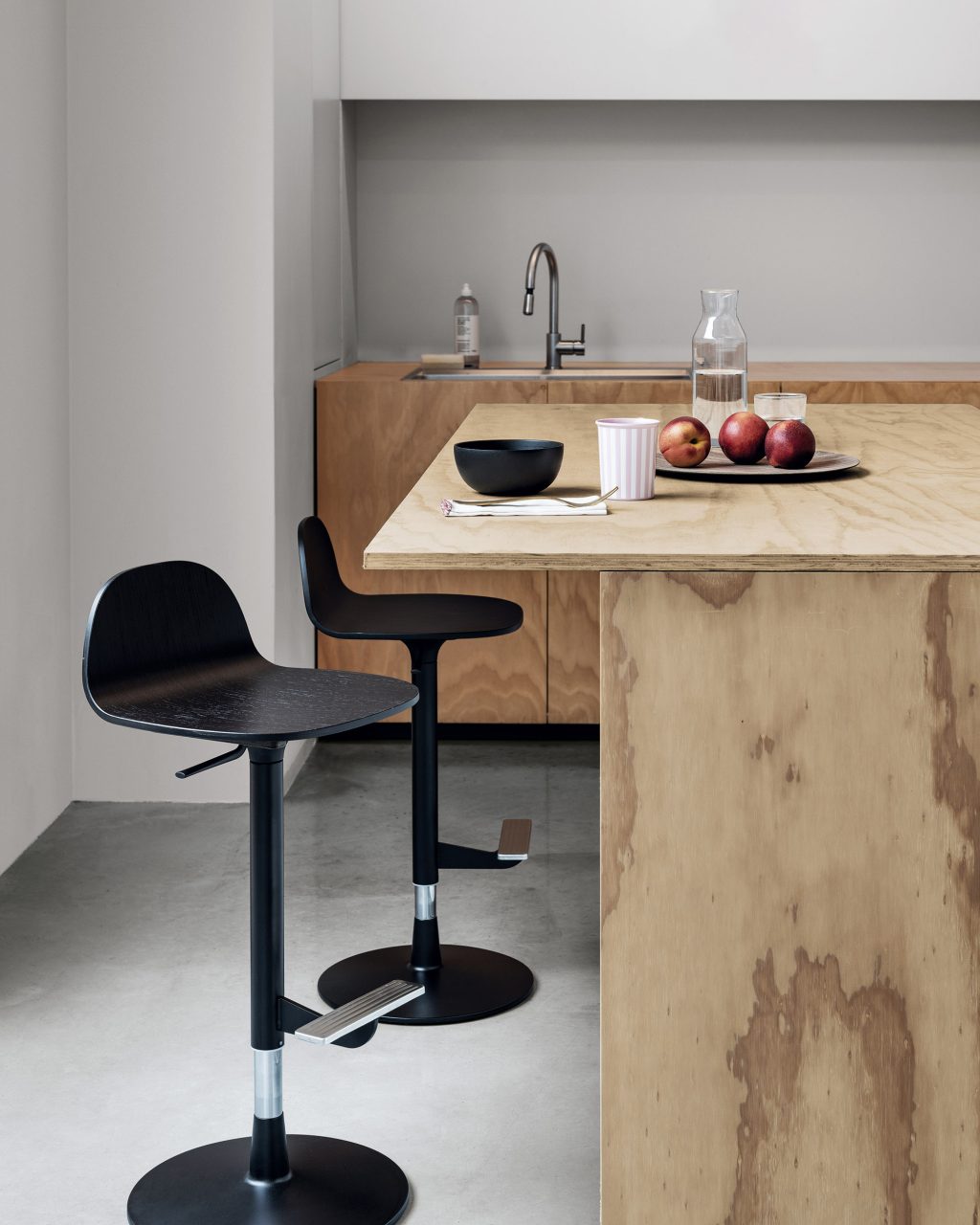 Kristalia Pilat Barhocker höhenverstellbar in Schwarz