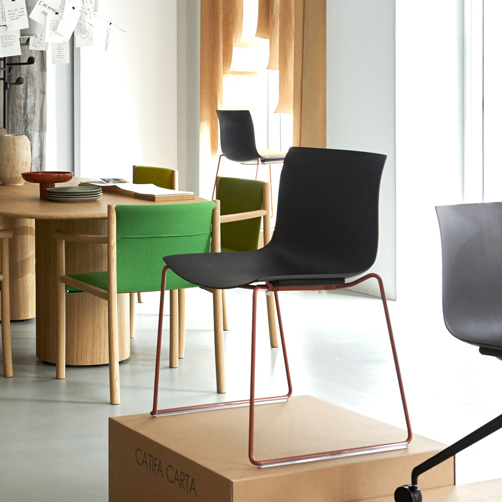 Arper Catifa Carta 3135 mit Kufengestell Schale Coffee und Gestell Farbe Rost