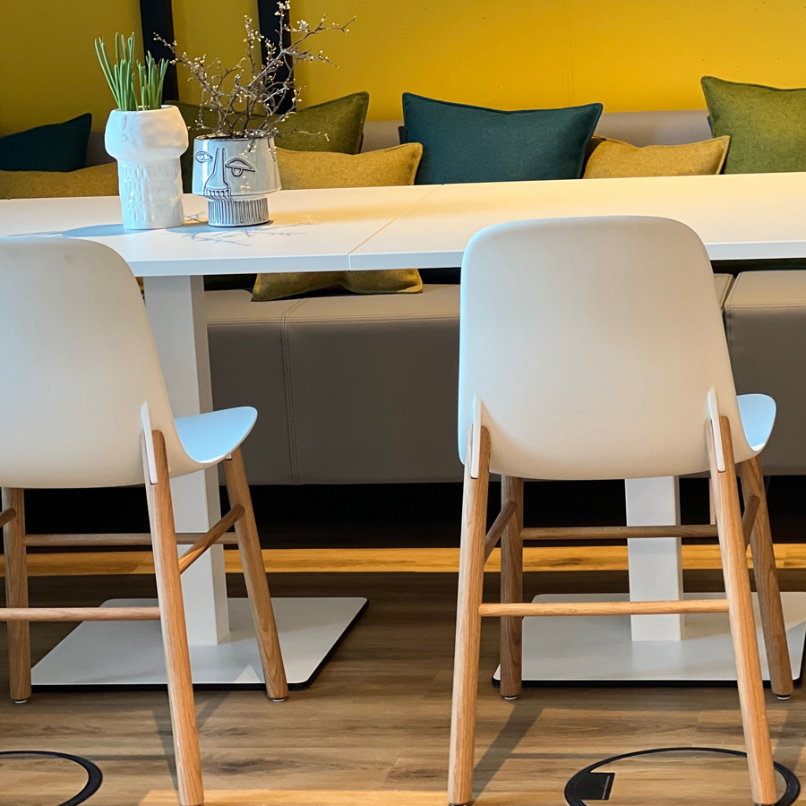 kristalia sharky weiße Sitzschale gestell Eiche