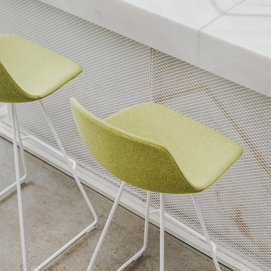 lapalma Miunn Barhocker mit Kufengestell weiß und Sitz bezogen mit Medley 68002