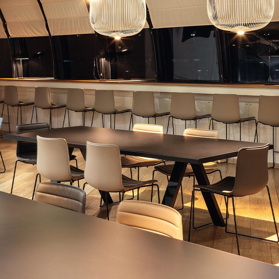 Arper Cross Tisch Höhe 74 cm in Fenix schwarz