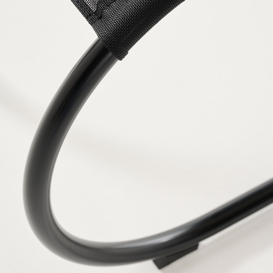 THONET Stahlrohr-Freischwinger S 533 N Outdoor | Netzbespannung und Gestell schwarz | Nahaufnahmme Gestell