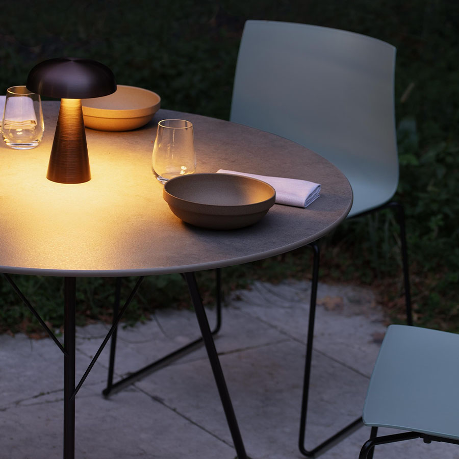 Arper Leaf 1816 Gartentisch mit Gestell Mokka
