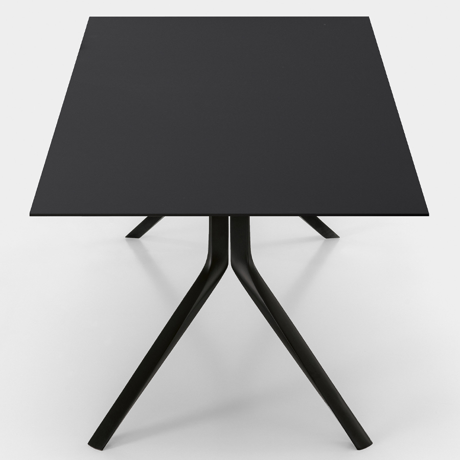 Kristalia Oops I Did It Again | Platte Ingo schwarz | Gestell Aluminium schwarz lackiert