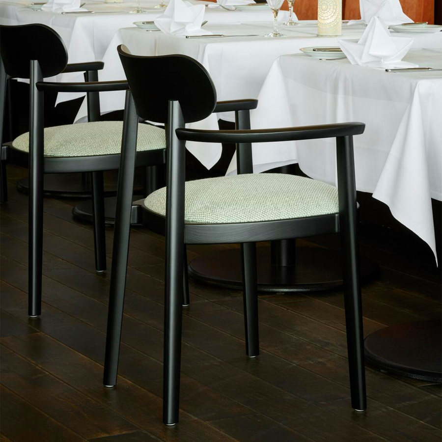 THONET 118-Reihe Holzstuhl mit Armlehnen | Beispielbild Sitzbezug Sahco Safire 006