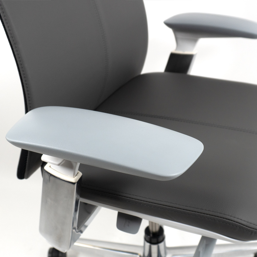 Haworth Fern Bezug Leder grau | Nahaufnahme 1D Armlehne