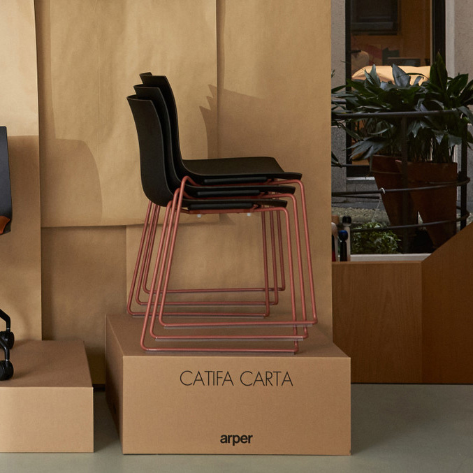 Arper Catifa Carta 3135 mit Kufengestell Schale Graphite und Gestell Farbe Rost