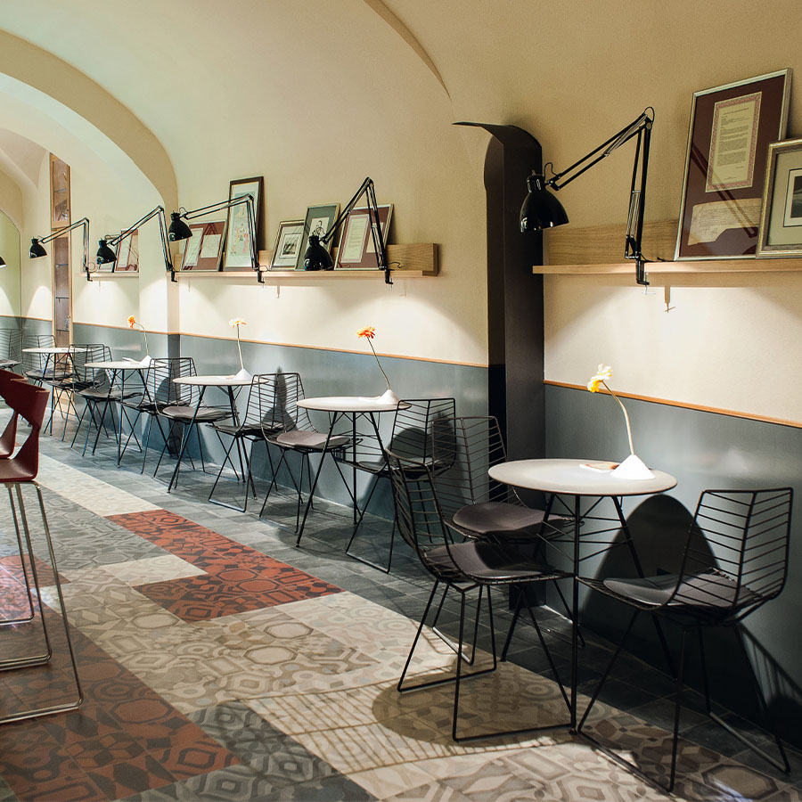 Arper Leaf 1830 Gartentisch | Platte weiß | Gestell mokka