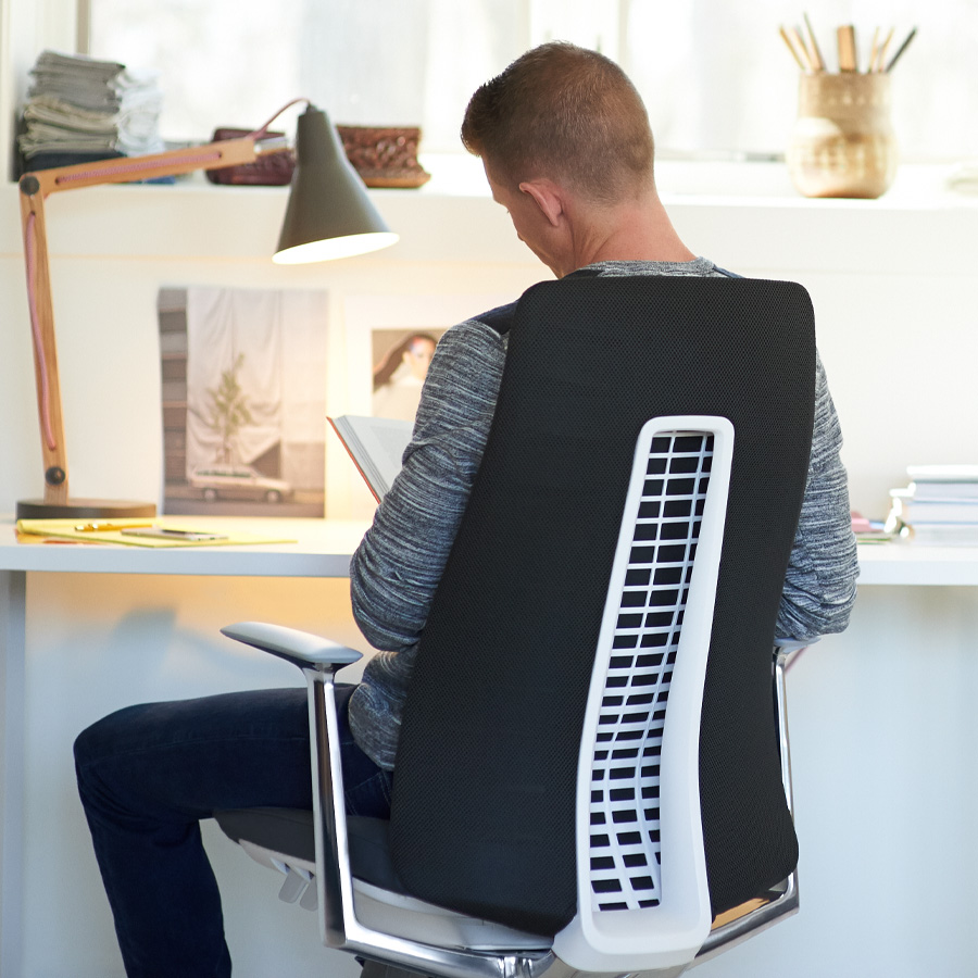 HAWORTH Fern Bürodrehstuhl grau mit Netzrücken Alu poliertes Fußkreuz - Rückansicht - Fixe Armlehnen