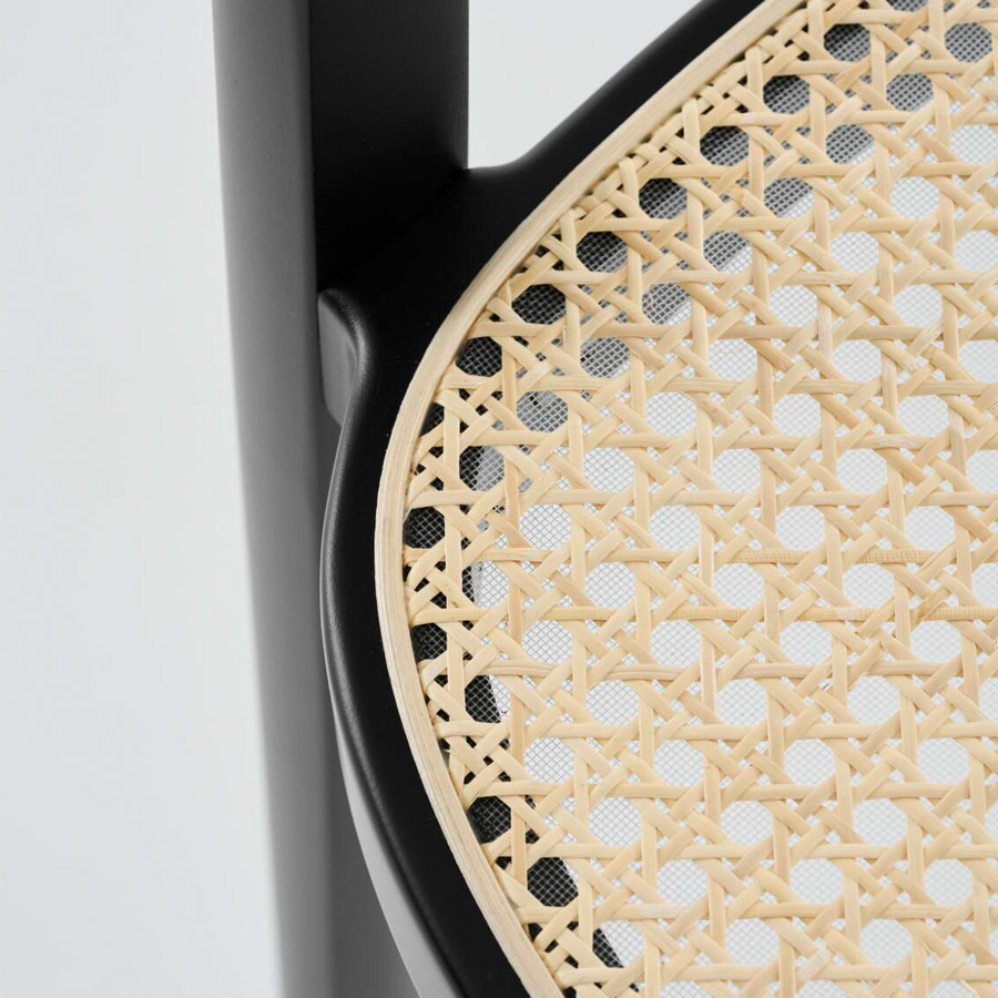 THONET 118 FV Holzstuhl mit Armlehnen | Rohrgeflecht-Sitz | Buche gebeizt schwarz | Nahaufnahme