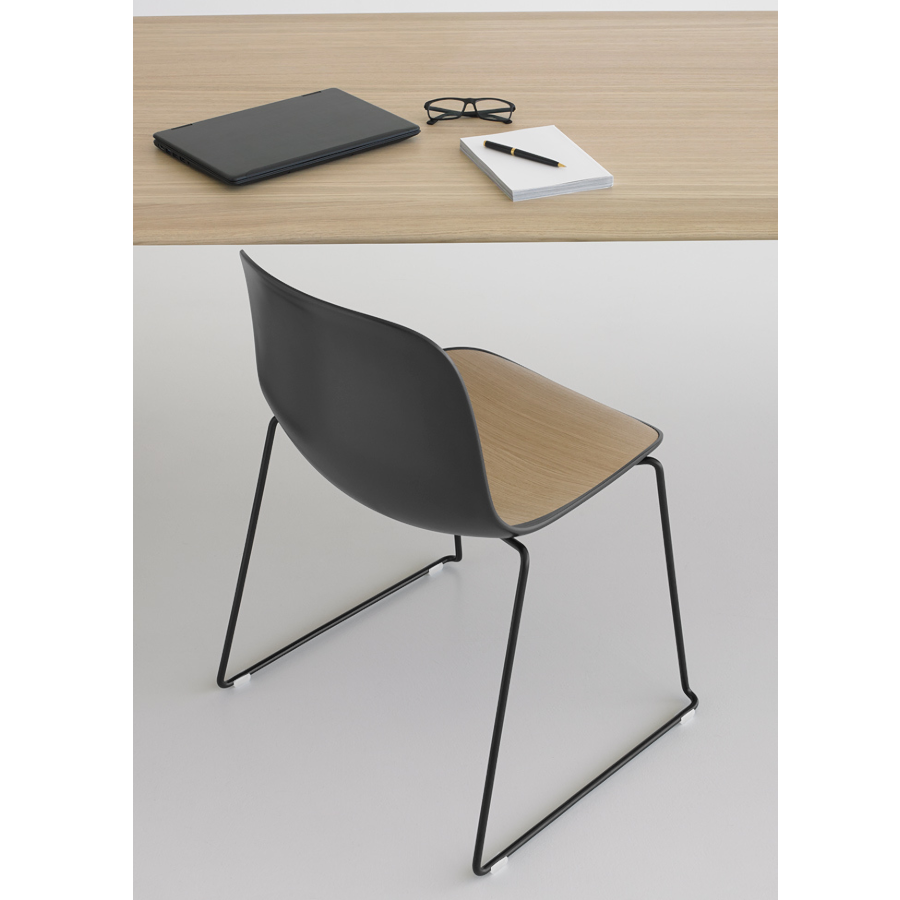 Lapalma SEELA S310 schwarz mit Eichensitzfläche Beispielfoto