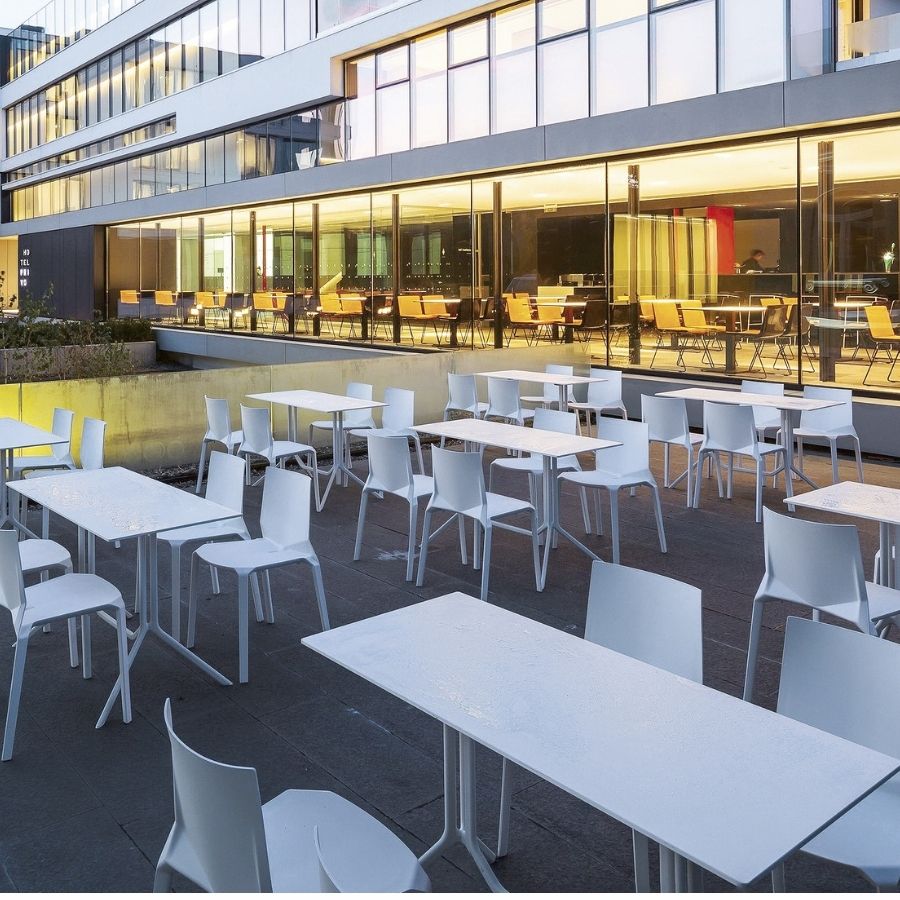 Kristalia PLANA Stuhl mit Vierfußgestell - Beispielbild im Außenbereich